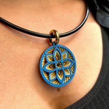 Cargar imagen en el visor de la galería, Medallón Vida Azul

